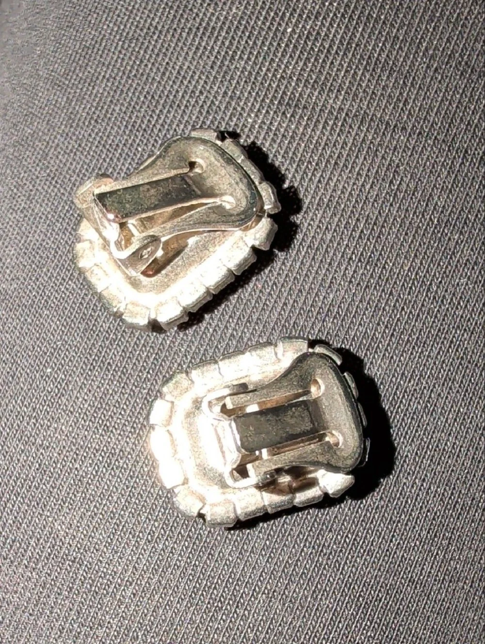 Vtg. Emerald Green Halo Clip-On Earrings - Women Jewelry